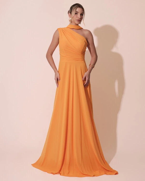 Vestido de Festa Longo Crepe Chiffon Um Ombro Só Drapeado com Lenço Laranja Manga