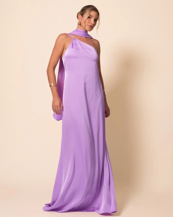 Vestido de Festa Longo em Cetim Fluido um Ombro Só com Lenço Lilás