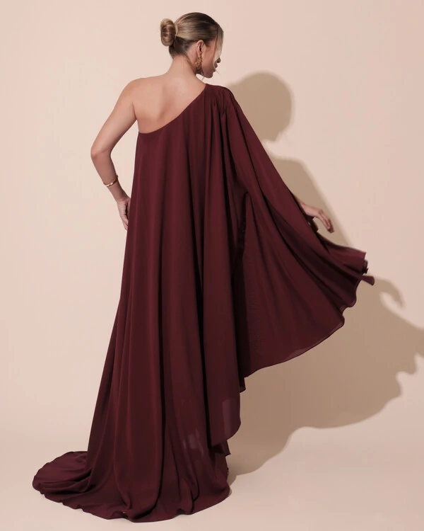 Vestido de Festa um Ombro com Capa Crepe Fluido Marsala
