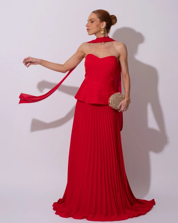 Vestido de Festa Longo Alfaiataria Tomara que Caia Saia Plissada e Lenço Vermelho