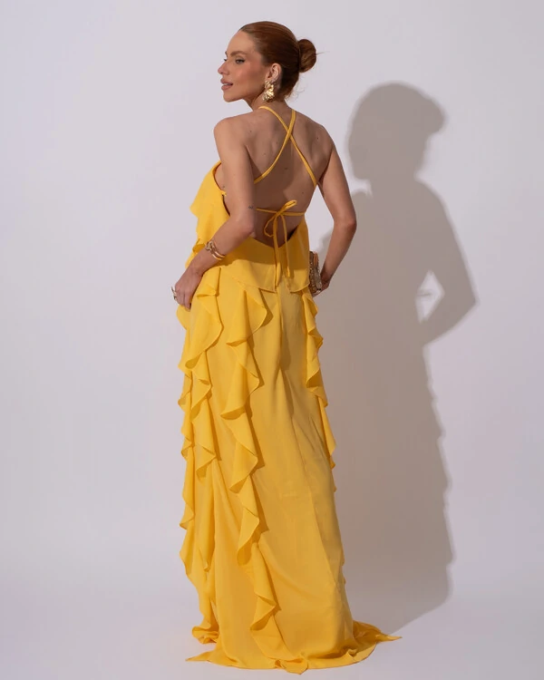 Vestido de Festa Longo Crepe Chiffon Frente Única Babados Cascata e Flor Amarelo