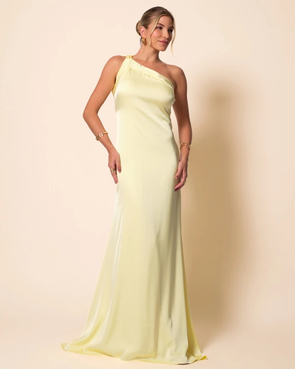 Vestido de Festa Longo Cetim Fluido Um Ombro Só Amarração Costas Amarelo Manteiga