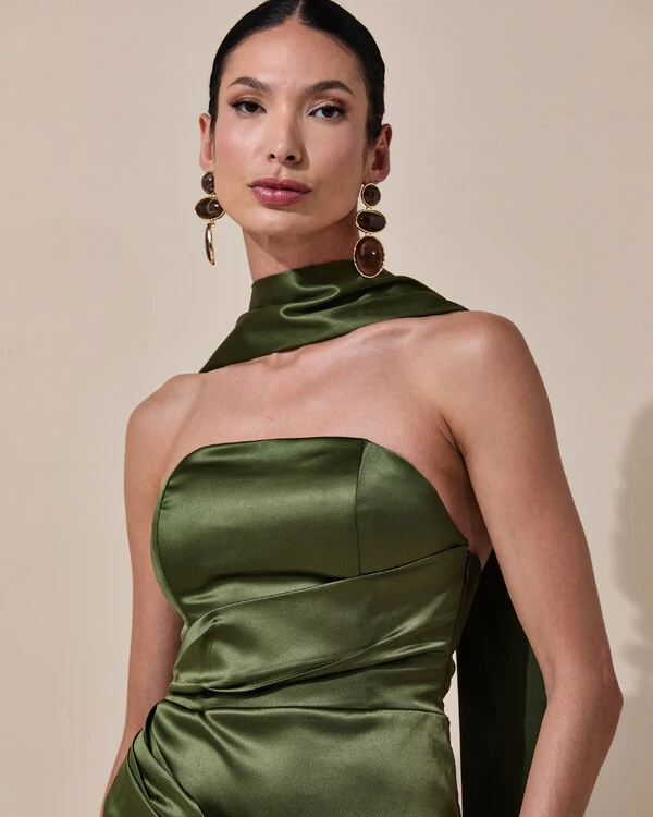 Vestido de Festa Longo Tomara que Caia Cetim Alfaiataria Drapeado Lenço Verde Oliva