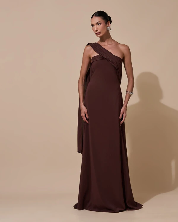 Vestido de Festa Longo Tomara que Caia Crepe Chiffon Lenço Drapeado Costas Trançada Marrom