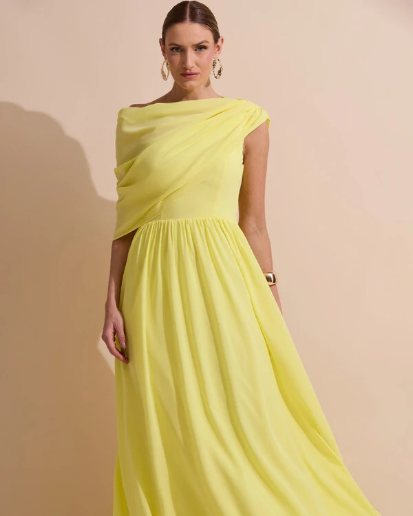 Vestido de Festa Longo Um Ombro Só Crepe Chiffon Capa Drapeado Amarelo Manteiga