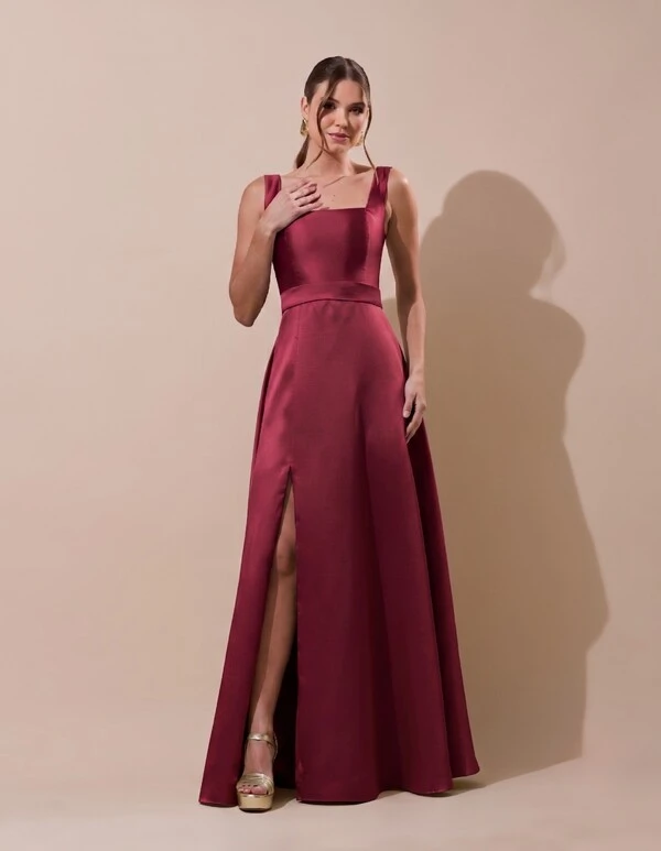 Vestido de Festa Longo Zibeline com Fenda e Faixa Marsala Escuro
