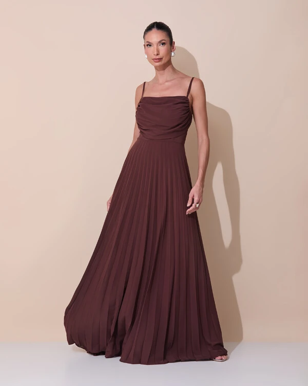 Vestido de Festa Longo Crepe Chiffon Plissado Trançado e Lenço Marrom