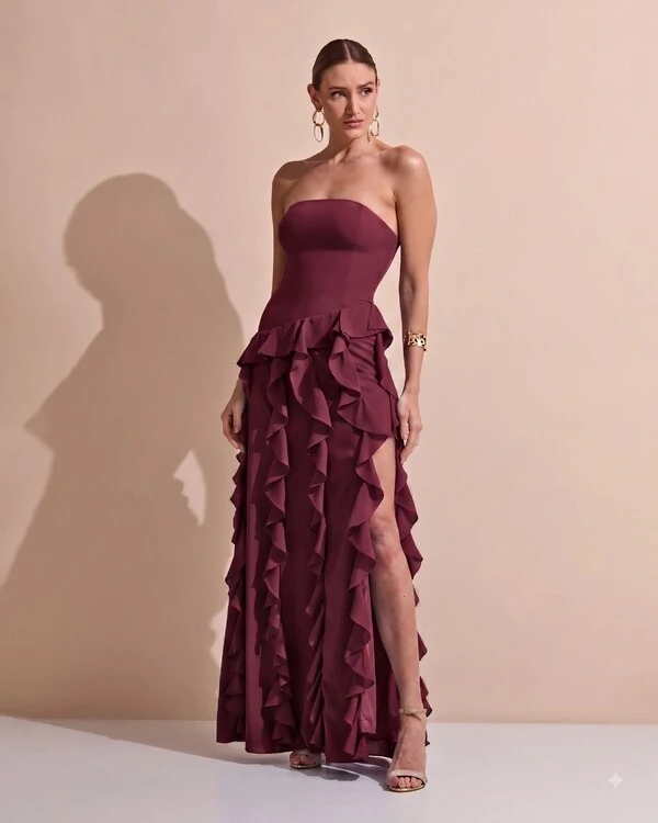 Vestido de festa Longo Tomara que Caia Crepe Chiffon com Babados Cascata e Fenda Marsala