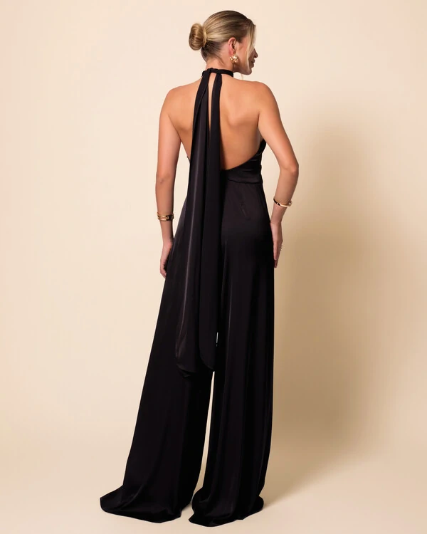 Macacão de Festa Longo em Cetim Fluido com Gola Alta e Lenço Preto