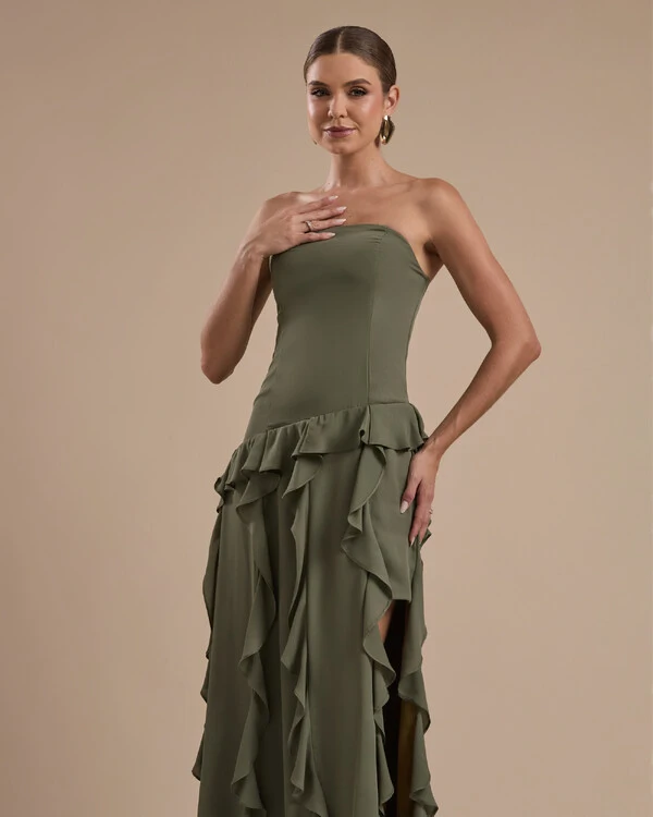 Vestido de festa Longo Tomara que Caia Crepe Chiffon com Bababos Cascata e Fenda Verde Oliva