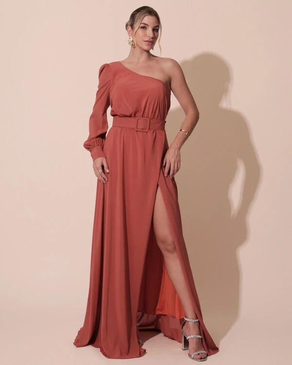 Vestido de Festa Longo um Ombro Só Manga Longa com Cinto Terracota