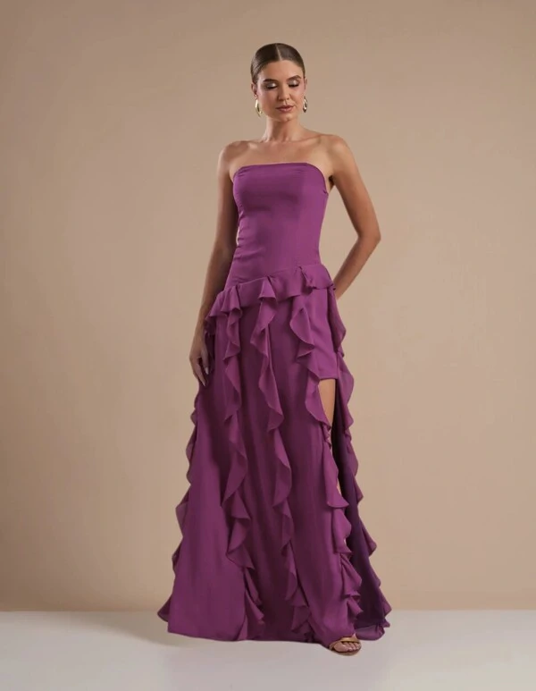 Vestido de festa Longo Tomara que Caia Crepe Chiffon com Bababos Cascata e Fenda Fúcsia Beterraba