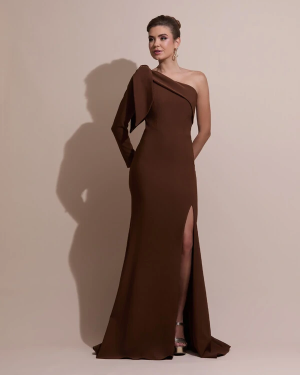 Vestido de Festa com Laço de Um Ombro em Alfaiataria Fenda Marrom