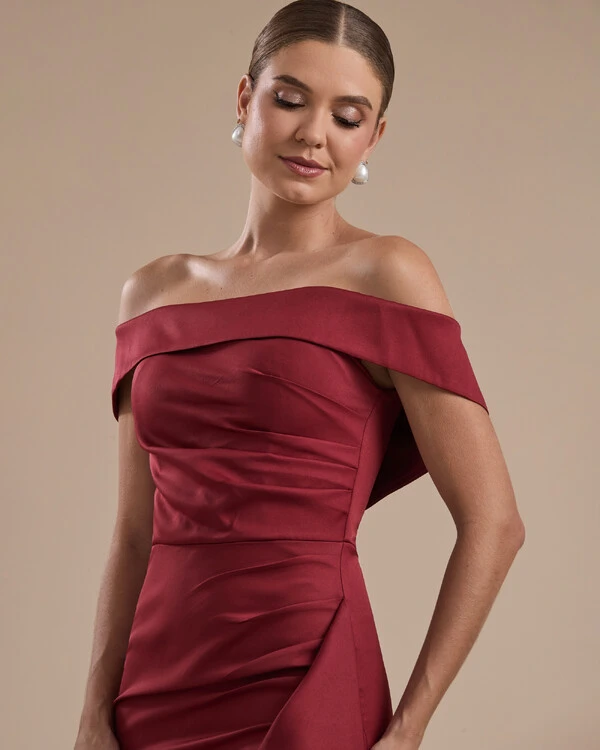 Vestido de Festa Longo Ombro a Ombro com Fenda em Alfaiataria Marsala Escuro