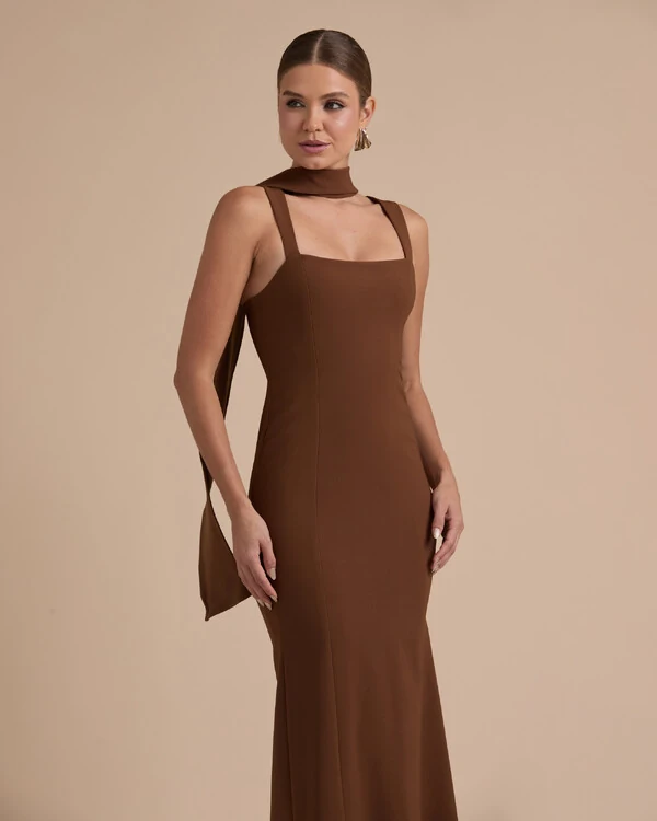 Vestido de Festa Longo Alfaiataria Alça Larga e Lenço Marrom