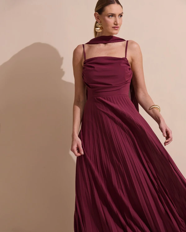 Vestido de Festa Longo Crepe Chiffon Plissado Trançado e Lenço Marsala
