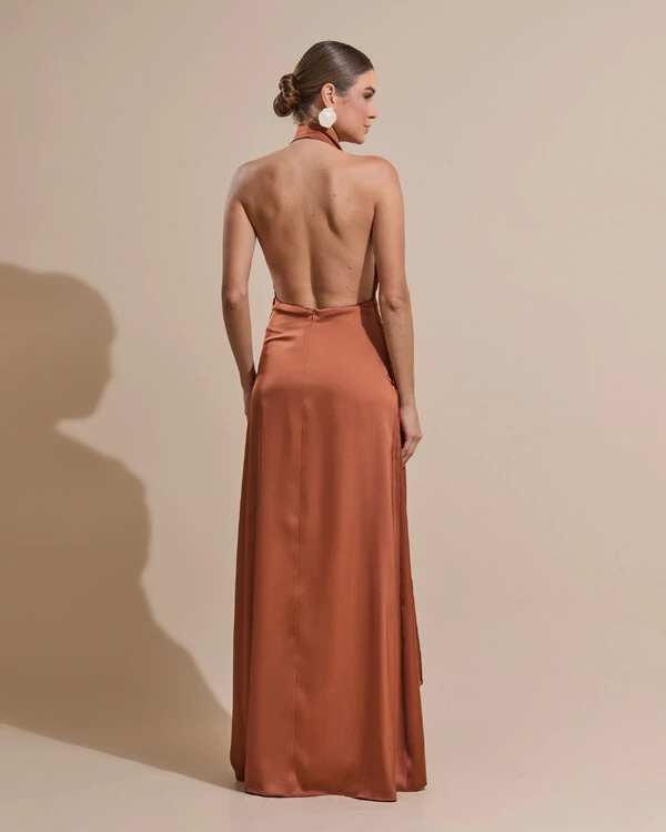 Vestido de Festa Longo Cetim Frente Única Degagê com Faixa Drapeada Mocha Mousse