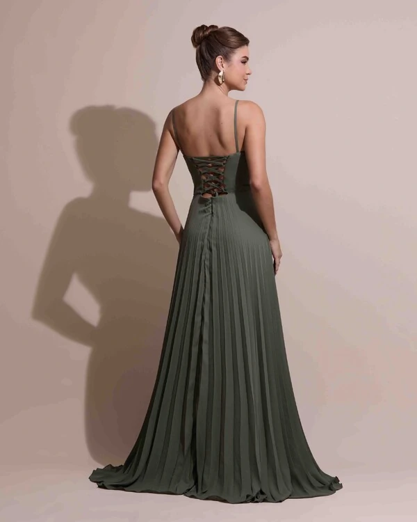 Vestido de Festa Longo Crepe Chiffon Plissado Trançado e Lenço Verde Oliva