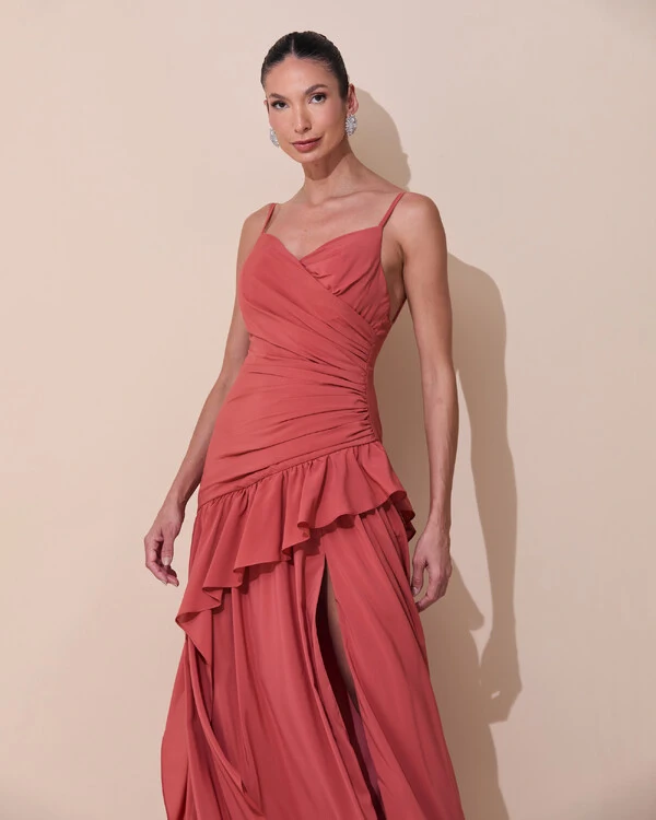 Vestido de Festa Longo Decote Drapeado Crepe Chiffon Fenda Babado Camadas Terracota