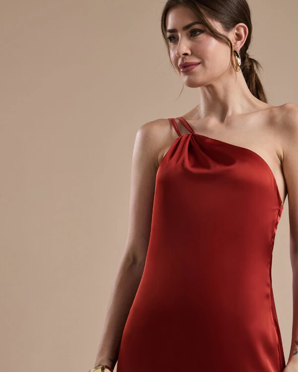 Vestido de Festa Longo em Cetim Fluido um Ombro Só com Lenço Terracota