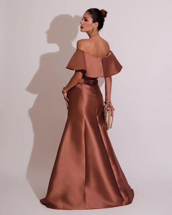 Vestido de Festa Longo Zibeline Ombro a Ombro com Babado Mocha Mousse