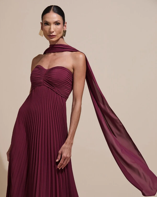 Vestido de Festa Longo Tomara que Caia Plissado com Lenço Marsala Escuro