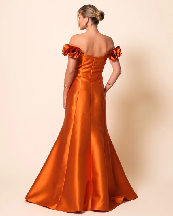 Vestido Longo de Festa Zibeline Ombro a Ombro com Flores e Fenda Terracota