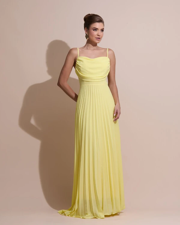 Vestido de Festa Longo Crepe Chiffon Plissado Trançado e Lenço Amarelo Manteiga