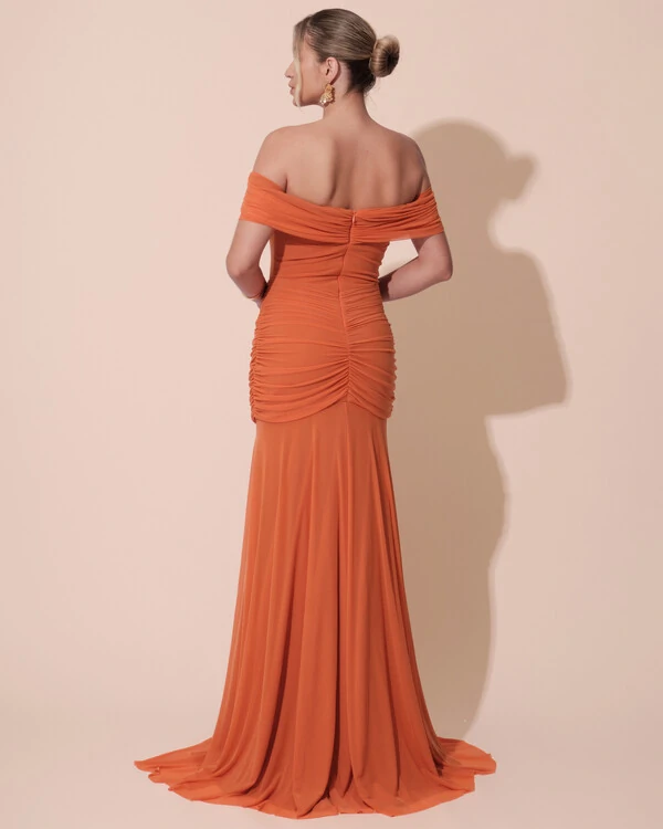 Vestido de Festa Longo Tule Ombro a Ombro Drapeado com Saia Fluida Laranja