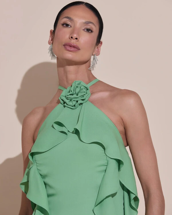 Vestido de Festa Longo Crepe Chiffon Frente Única Babados Cascata e Flor Verde Matcha