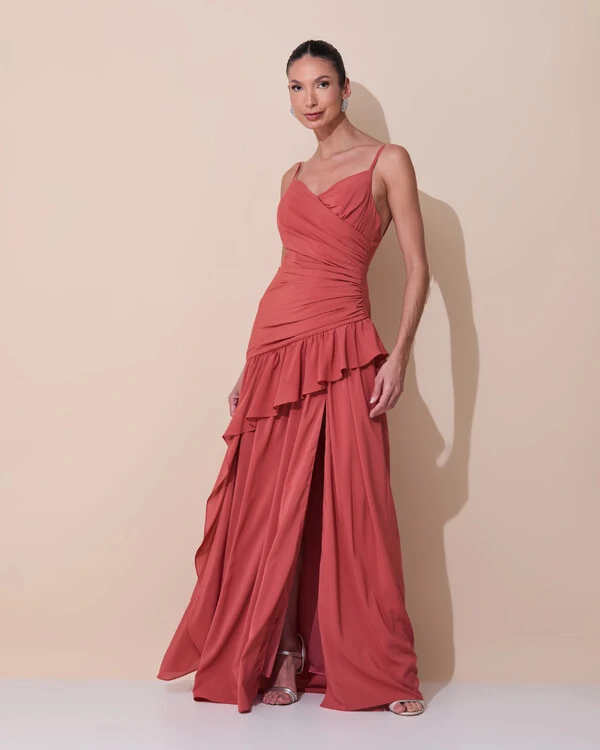 Vestido de Festa Longo Decote Drapeado Crepe Chiffon Fenda Babado Camadas Terracota