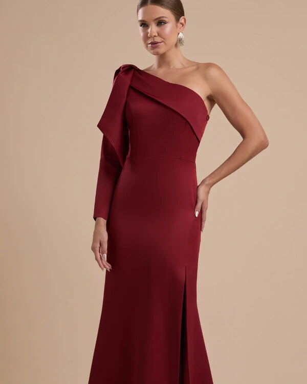 Vestido de Festa com Laço de Um Ombro em Alfaiataria Fenda Marsala