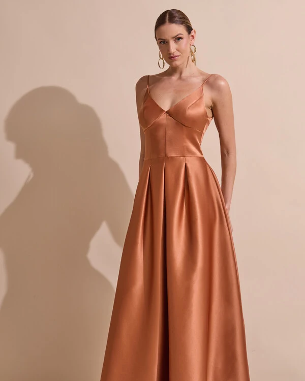 Vestido de Festa Longo Alça Fina Decote V Cetim Saia Evasê Mocha Mousse