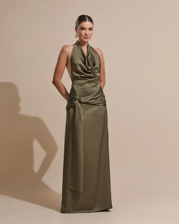 Vestido de Festa Longo Cetim Frente Única Degagê com Faixa Drapeada Verde Oliva