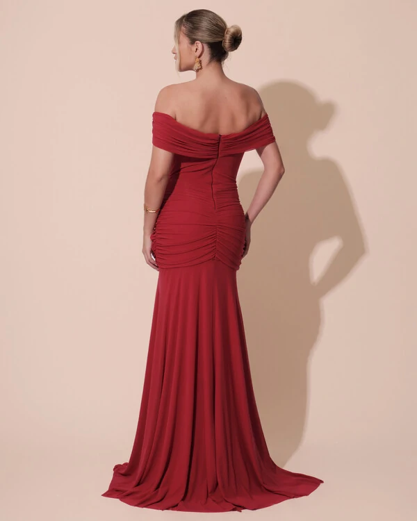 Vestido de Festa Longo Tule Ombro a Ombro Drapeado com Saia Fluida Cereja