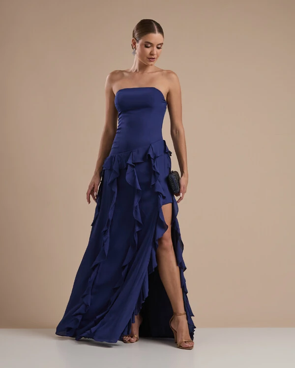 Vestido de festa Longo Tomara que Caia Crepe Chiffon com Bababos Cascata e Fenda Azul Marinho
