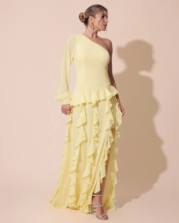 Vestido de Festa Longo Crepe Um Ombro Só Manga Longa e Babados Cascata Fenda Amarelo Manteiga
