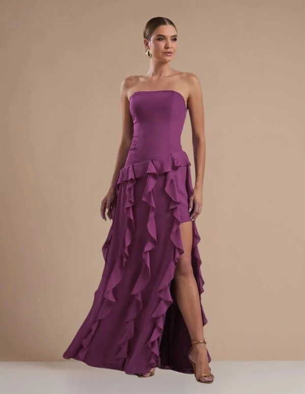 Vestido de festa Longo Tomara que Caia Crepe Chiffon com Bababos Cascata e Fenda Fúcsia Beterraba
