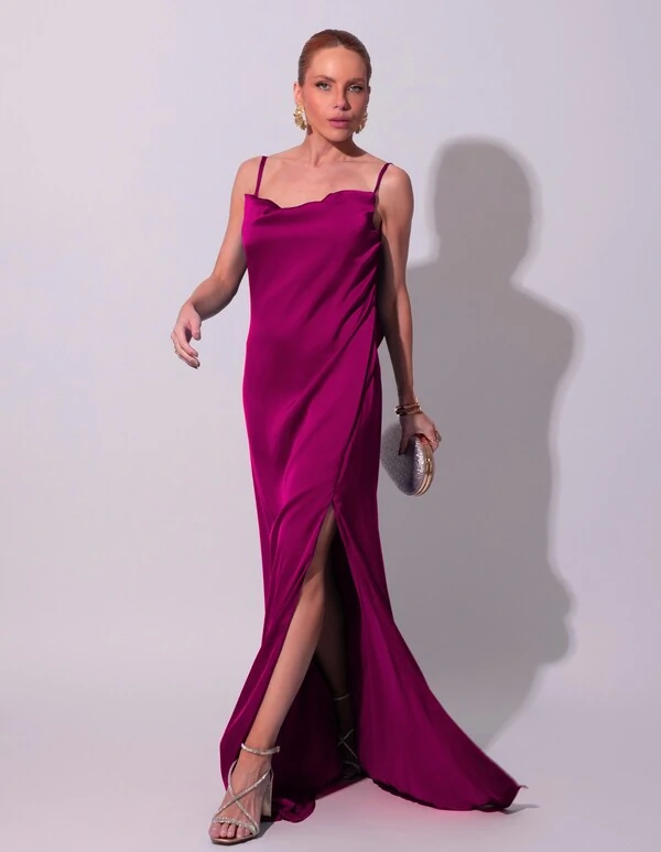 Vestido de Festa Longo Cetim Decote Degagê e Fenda Beterraba