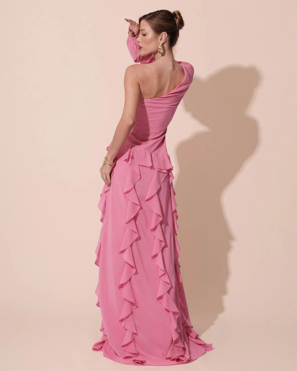 Vestido de Festa Longo Crepe Um Ombro Só Manga Longa e Babados Cascata Fenda Rosa