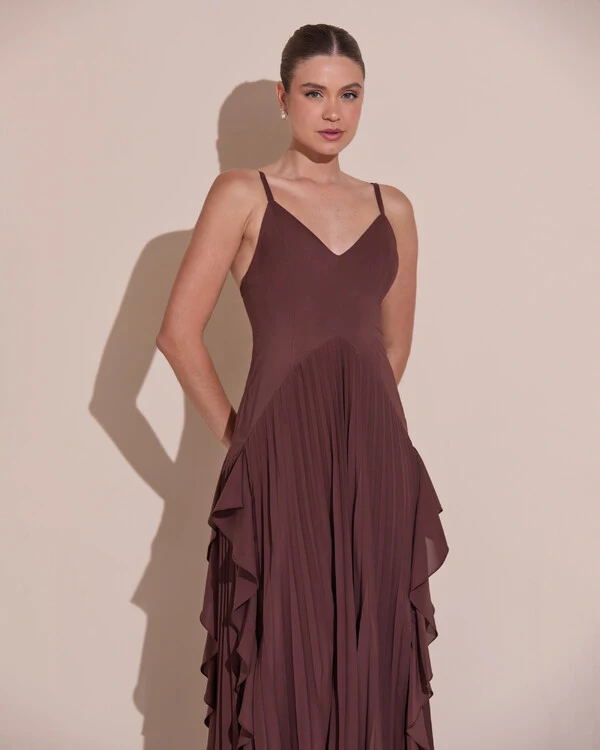 Vestido de Festa Longo Crepe Chiffon Alça Fina Saia Plissada com Babado Cascata Marrom