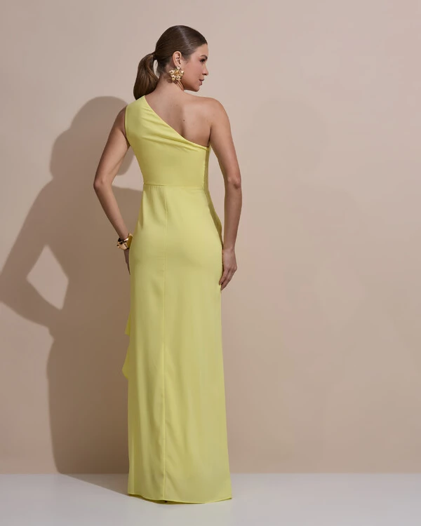 Vestido de Festa Midi Um Ombro Só Crepe Chiffon Babados Cascata Fenda Amarelo Manteiga