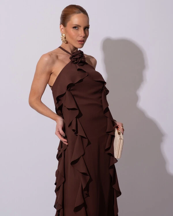 Vestido de Festa Longo Crepe Chiffon Frente Única Babados Cascata e Flor Marrom