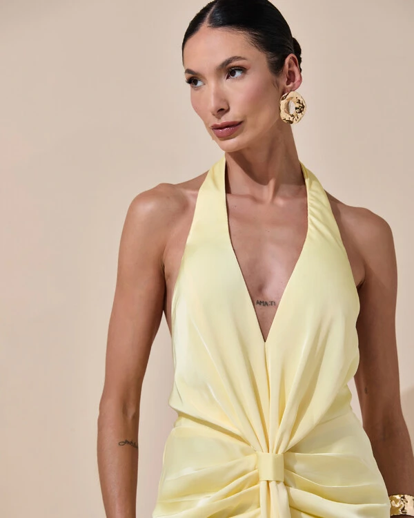 Vestido de Festa Longo Frente Única Decote V Cetim Drapeado Faixa Amarelo Manteiga