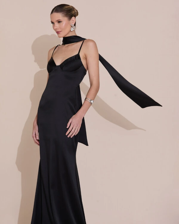 Vestido de Festa Longo Decote Coração Cetim Alfaiataria Trançado Costas Lenço Preto