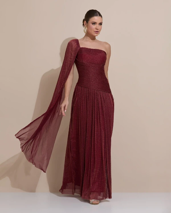 Vestido de Festa Longo Um ombro Só Tule Brilho Drapeado Capa Marsala