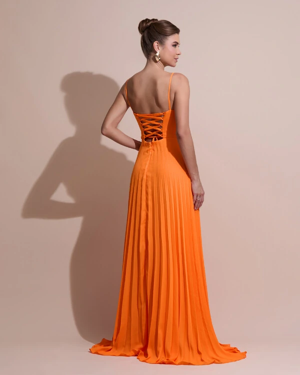 Vestido de Festa Longo Crepe Chiffon Plissado Trançado e Lenço Laranja