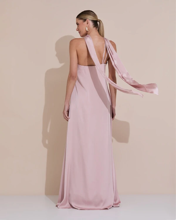 Vestido de Festa Longo em Cetim Fluido um Ombro Só com Lenço Rose Nude