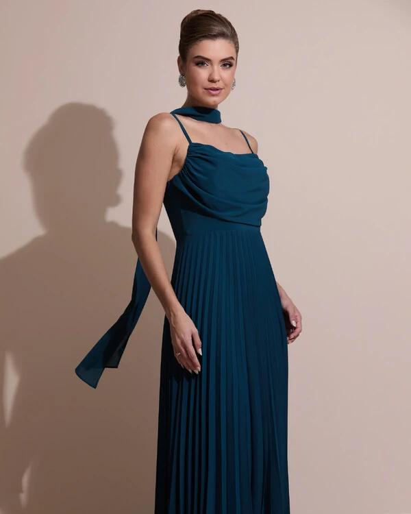 Vestido de Festa Longo Crepe Chiffon Plissado Trançado e Lenço Verde Escuro