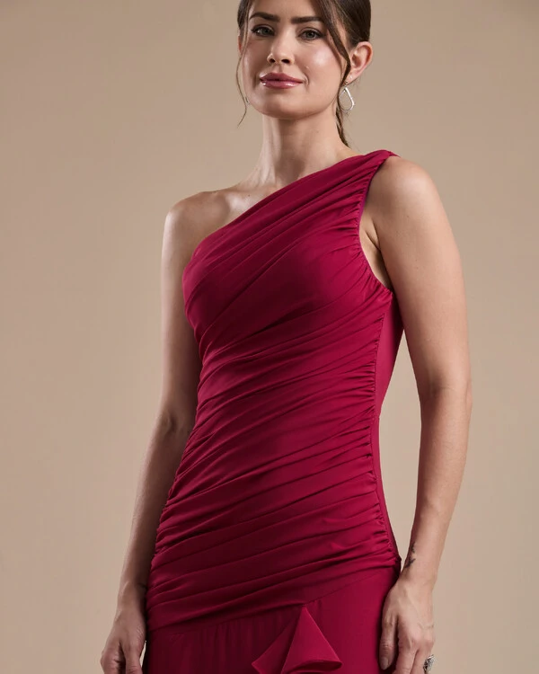Vestido de Festa Longo Crepe Chiffon Um Ombro Só Drapeado com Babado Cascata Cereja